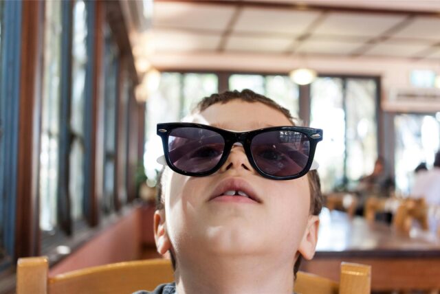 Ein Junge mit Sonnenbrille.