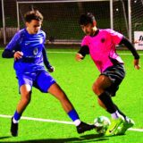 Die B-Junioren des FC Frohlinde (blaue Trikots) verloren das Hinspiel der Aufstiegsrelegation zur Bezirksliga.
