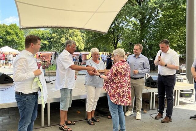 Sabine Fischer von der Stadtagentur übergab am Sonntag den Staffelstab an das Ehepaar Elisabeth und Dieter Dreckmann von der BürgerRunde Feldmark. Denn nach dem dreitägigen Auftag im Bürgerpark wird ab jetzt elf Monate in den Stadtteilen gefeiert.