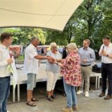 Sabine Fischer von der Stadtagentur übergab am Sonntag den Staffelstab an das Ehepaar Elisabeth und Dieter Dreckmann von der BürgerRunde Feldmark. Denn nach dem dreitägigen Auftag im Bürgerpark wird ab jetzt elf Monate in den Stadtteilen gefeiert.