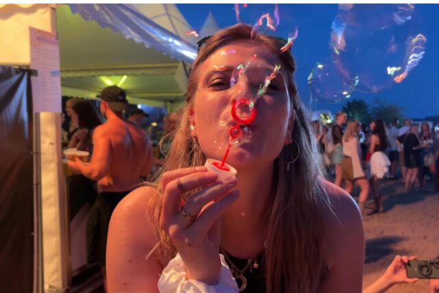Eine Frau pustet Seifenblasen in die Kamera beim Sunset Beach Festival am Samstag in Haltern.