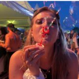 Eine Frau pustet Seifenblasen in die Kamera beim Sunset Beach Festival am Samstag in Haltern.