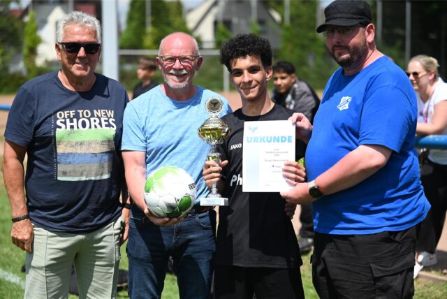Siegerehrung bei den C-Junioren: Hannes Kemper, Peter Duscha und Marco Radolla verteilten Urkunden, Bälle und den Siegerpokal.