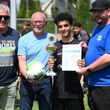 Siegerehrung bei den C-Junioren: Hannes Kemper, Peter Duscha und Marco Radolla verteilten Urkunden, Bälle und den Siegerpokal.