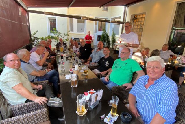 Bürgerinnen und Bürger konnten sich im Restaurant Rapen in Oer-Erkenschwick von den Ostvest-Bürgermeistern (hier Oer-Erkenschwicks Bürgermeister Carsten Wewers) bedienen lassen. Der Erlös ging an Vestische Kinderambulanz.