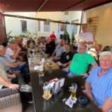 Bürgerinnen und Bürger konnten sich im Restaurant Rapen in Oer-Erkenschwick von den Ostvest-Bürgermeistern (hier Oer-Erkenschwicks Bürgermeister Carsten Wewers) bedienen lassen. Der Erlös ging an Vestische Kinderambulanz.