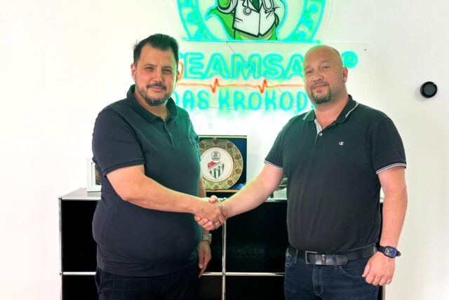 Auf gute Zusammenarbeit: Kültürspor-Vorsitzender Ümit Durgut (r.) dankt dem Hauptsponsor Muhammer Sarac von der Firma Teamsah.