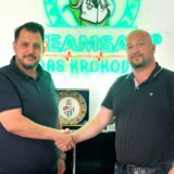 Auf gute Zusammenarbeit: Kültürspor-Vorsitzender Ümit Durgut (r.) dankt dem Hauptsponsor Muhammer Sarac von der Firma Teamsah.