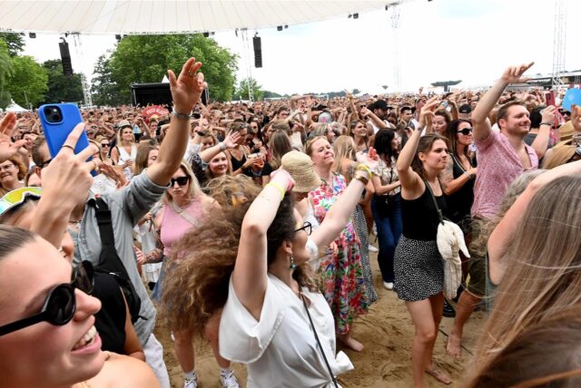 Besucher beim Sunset Beach Festival 2025