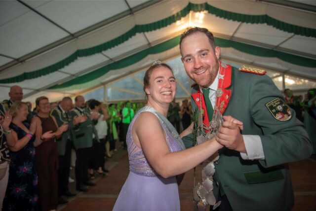 Der Schützenverein Sythen hat ein neues Königspaar: Freddy Allerdisse (r,) und Jenny Bußmann