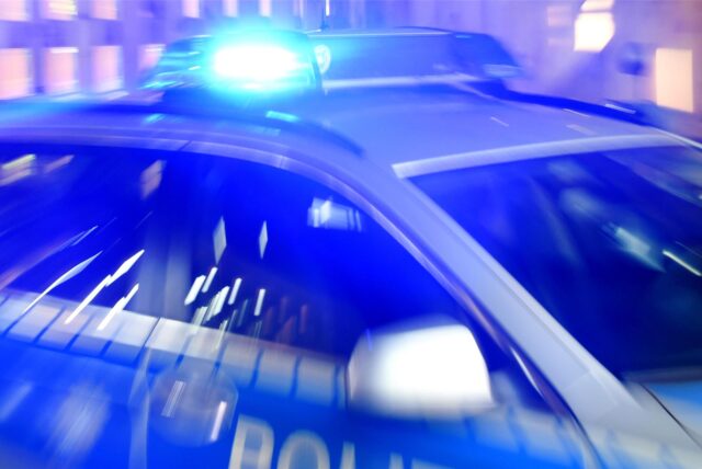 Ein Polizeifahrzeug mit Blaulicht.