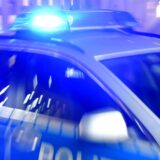 Ein Polizeifahrzeug mit Blaulicht.