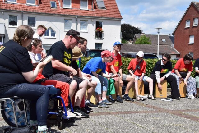 Mit Feuereifer bei der Sache: Die Trommelgruppe des Ernst-Lossa-Hauses