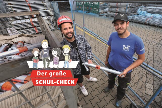 Geschäftsführer Christian Bönninger mit Azubi Daniel Dylag (20). In der Gerüstbaufirma in Dortmund-Brackel werden insgesamt gerade sechs junge Menschen zu Gerüstbauern und Fachlageristen ausgebildet.