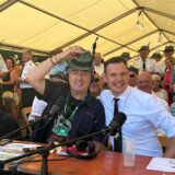 Live vom Königsschießen in Marl-Frentrop: MZ-Redakteur Patrick Köllner (li.) und Christoph Winkel von den Frentroper Schützen sitzen am Kommentatoren-Tisch und lächeln in die Kamera.