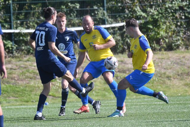Treffen in der Kreisliga B aufeinander: Die Spvg Schwerin II (gelbe Trikots) und der VfR Rauxel.