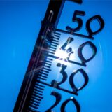 Ein Thermometer im Gegenlicht.