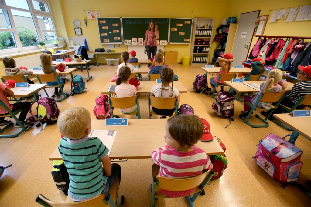Schülerinnen und Schüler sitzen in einer Klasse. Schülerinnen und Schüler sitzen in einer Klasse.