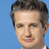 Bernd Schulte, Amtschef der Staatskanzlei und Staatssekretär in NRW, hat der IG Dimker auf ihren Offenen Brief an Ministerpräsident Hendrik Wüst zur geplanten ZUE in Dorsten geantwortet.