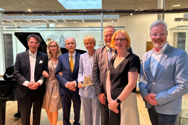 Gruppenbild mit Dr. Thomas Schmidt, Elisabeth Westermann (Vorständin der Stiftung), Dr. Horstfried Masthoff (Stifter), NRW-Ministerin Dorothee Feller (sie bekam eine Skulptur von Künstler Ulrich Schriewer geschenkt), Landrat Bodo Klimpel mit Ehefrau Sabine und Museumsleiter Dr. Josef Mühlenbrock.