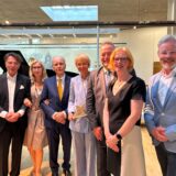 Gruppenbild mit Dr. Thomas Schmidt, Elisabeth Westermann (Vorständin der Stiftung), Dr. Horstfried Masthoff (Stifter), NRW-Ministerin Dorothee Feller (sie bekam eine Skulptur von Künstler Ulrich Schriewer geschenkt), Landrat Bodo Klimpel mit Ehefrau Sabine und Museumsleiter Dr. Josef Mühlenbrock.
