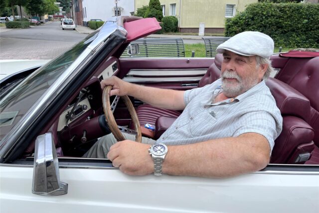 Oldtimer-Fan Jürgen Koch am Steuer seines Oldtimers in Herten-Westerholt.