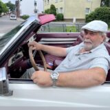 Oldtimer-Fan Jürgen Koch am Steuer seines Oldtimers in Herten-Westerholt.