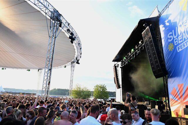 Publikum vor der Bühne beim Sunset Beach Festival 2025 in Haltern.
