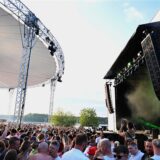 Publikum vor der Bühne beim Sunset Beach Festival 2025 in Haltern.