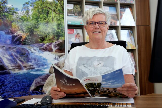 Angelika Schmäing vom Reisebüro Haltern informiert über Last-Minute-Angebote.