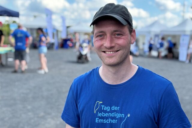 Alexander J. Koreneef aus Bochum am Tag der lebendigen Emscher: Der Botaniker untersuchte mit Kollegen die Emscherauen und zählte die unterschiedlichen Pflanzenarten.