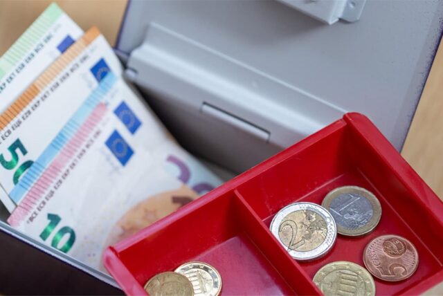 Geld in einer Kasse