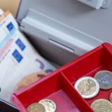 Geld in einer Kasse