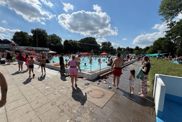 Freibadfest im Parkbad Nord: Es war voll am Sonntag in Ickern bei um die 30 Grad.