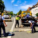 Polizeibeamte sichern Spuren an einer Unfallstelle auf der Westfalenstraße in Recklinghausen. Im Hintergrund stehen Abschleppfahrzeuge.