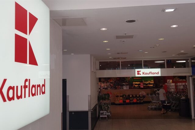 Der Eingangsbereich der Kaufland-Filiale am Widumer Platz