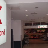Der Eingangsbereich der Kaufland-Filiale am Widumer Platz