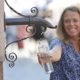 Eine Frau bedient sich am Trinkwasserspender