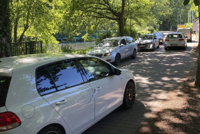 Auf dem Loemühlenweg in Marl staut sich der Verkehr.