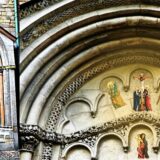 Das Südportal von St. Peter trug einmal Spuren durchgängiger architektonischer Bemalung, was heute schwer vorstellbar ist. Die Animation zeigt, wie dieses „bunte“ Südportal einmal ausgesehen haben könnte.