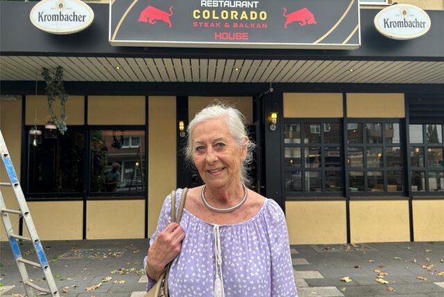 Stefanie Knippenberg steht vor dem Eingang ihres Lokals, in dem zuletzt das „Colorado“ ansässig war.