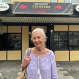 Stefanie Knippenberg steht vor dem Eingang ihres Lokals, in dem zuletzt das „Colorado“ ansässig war.