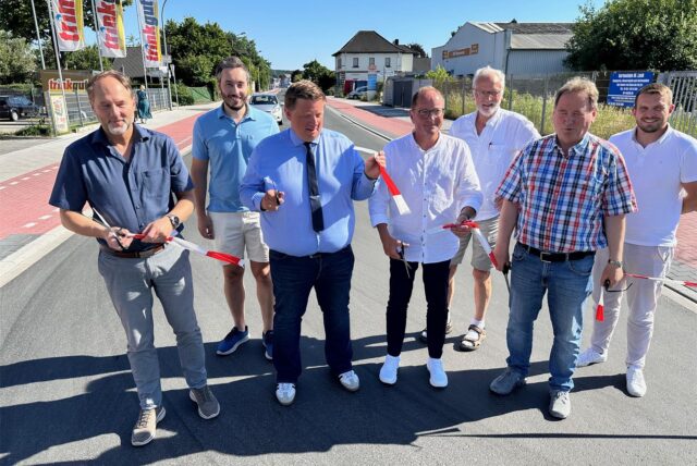Eröffnet: Bürgermeister Andreas Stegemann und Baudezernent Siegfried Schweigmann schneiden symbolisch das Band durch.