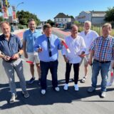 Eröffnet: Bürgermeister Andreas Stegemann und Baudezernent Siegfried Schweigmann schneiden symbolisch das Band durch.