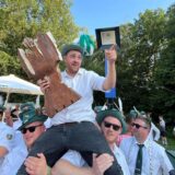 Montage von Impressionen des Schützenfestes in Sythen 2025. Der neue König Freddy Allerdisse wird von seiner Kompanie auf Schultern getragen,