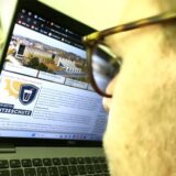 Solche Aufkleber sollen auf die neuen Hitzeschutzräume in Castrop-Rauxel hinweisen. Die Stadt bietet an, die Aufkleber auch Unternehmen und anderen Einrichtungen zur Verfügung zu stellen.