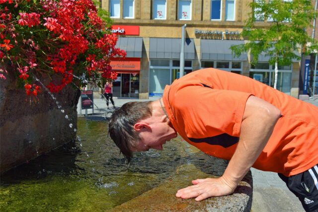 Dieser Mann sucht Abkühlung am Reiterbrunnen. Die Zahl der warmen und heißen Tage in Castrop-Rauxel hat deutlich zugenommen. Das belegen Wetterdaten aus 70 und 140 Jahren.