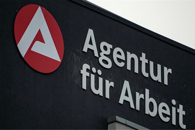 Logo der Agentur für Arbeit an einer Hauswand