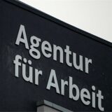 Logo der Agentur für Arbeit an einer Hauswand