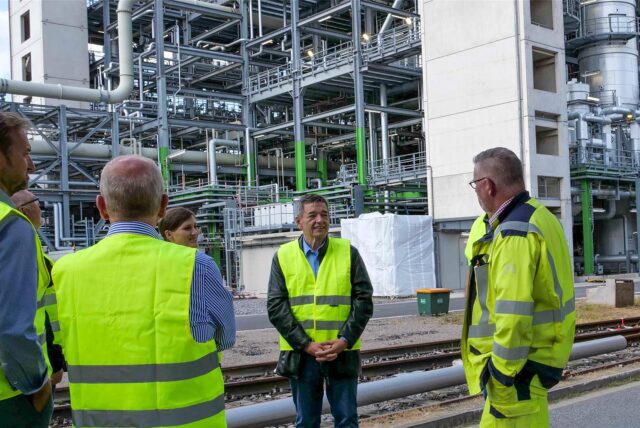 Bürgermeister Werner Arndt (2. v. r.) und Mitglieder von Verwaltung und Politik besuchten INEOS Phenol im Juli 2023.